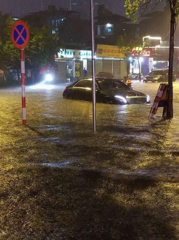 Ngày Hà Nội ngập: Tủ lạnh trôi bập bềnh, thanh niên bơi giữa phố còn xe sang đứng im mà chịu trận